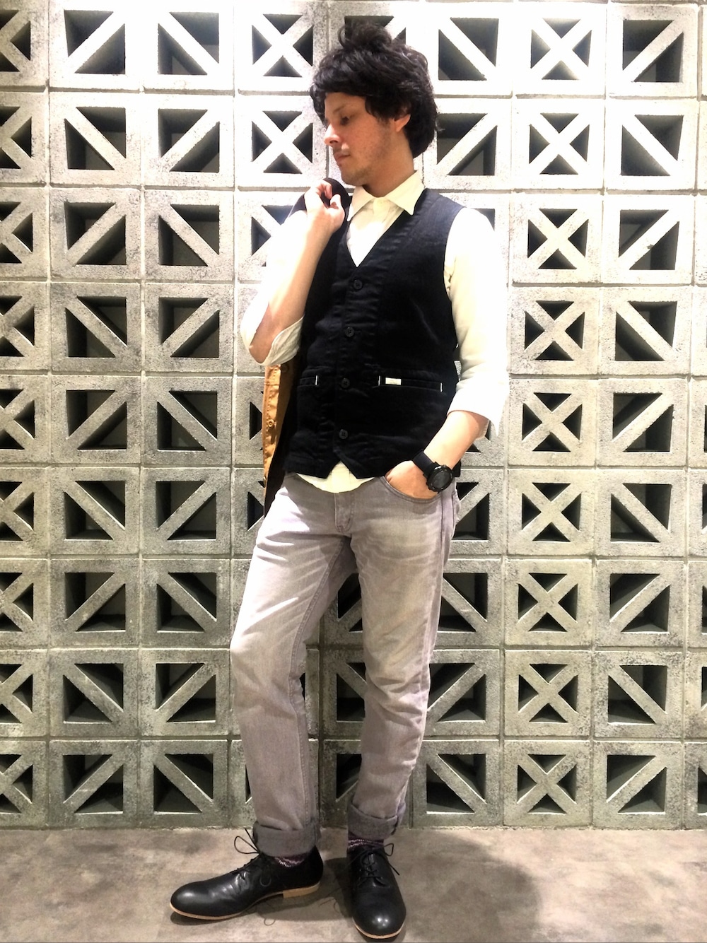 「レザー、ブラック、ベスト、レザーシューズ、White Mountaineering、グレーパンツ、白Tシャツ、柄ソックス、白襟、スタイリッシュ」｜「Shoe BARのSeesaw（シーソー）/短靴（その他シューズ、ブラック系）」を使った、YVANさん（メンズ・165cm）の秋コーディネートの1枚目の写真