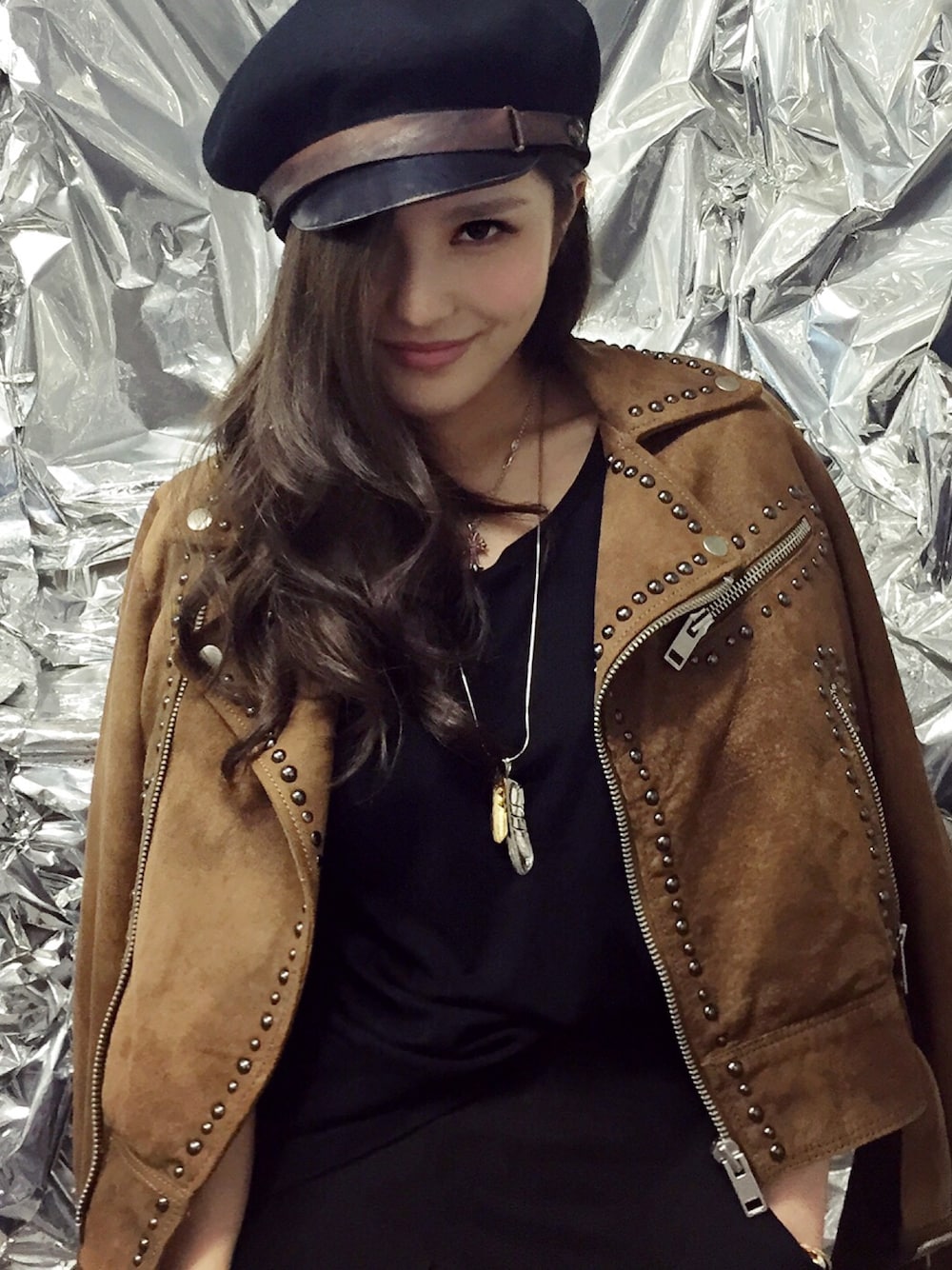 「DIESELのアイテム（ライダースジャケット、ブラウン系）」を使った、周扬青さん（レディース・164cm）の秋コーディネートの1枚目の写真
