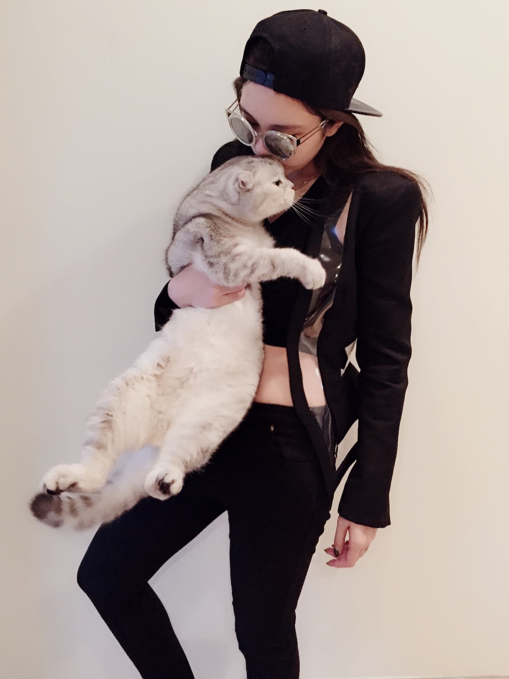 「BALMAINのアイテム（スーツジャケット、ブラック系）」を使った、周扬青さん（レディース・164cm）の秋コーディネートの1枚目の写真