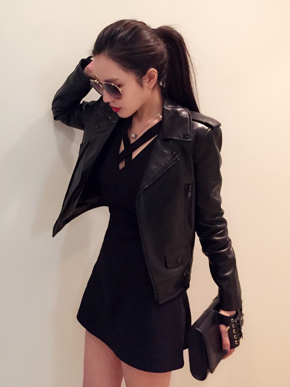 「SAINT LAURENT PARISのアイテム（ライダースジャケット、ブラック系）」を使った、周扬青さん（レディース・164cm）の秋コーディネートの1枚目の写真
