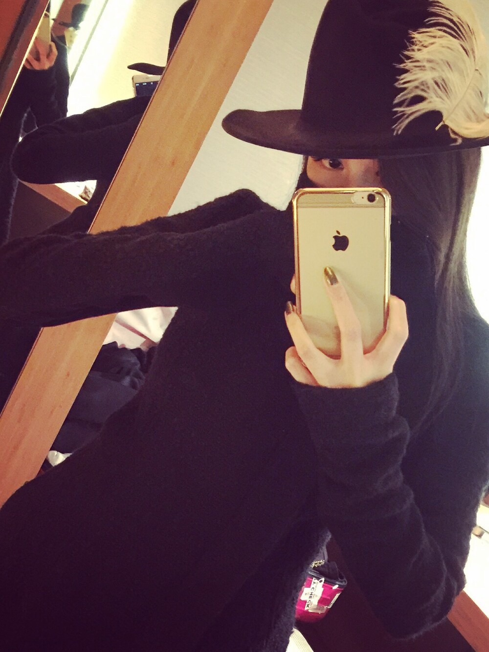 「Rick Owensのアイテム（ダッフルコート、ブラック系）」を使った、周扬青さん（レディース・164cm）の秋コーディネートの1枚目の写真