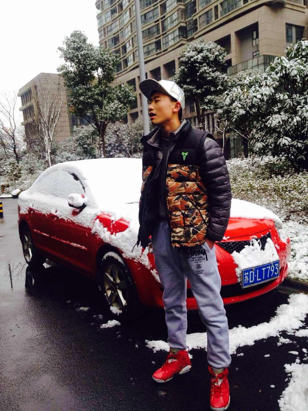 「snow」｜「AIR JORDANのアイテム（スニーカー、レッド系）」を使った、FUNZさん（メンズ・181cm）の冬コーディネートの1枚目の写真