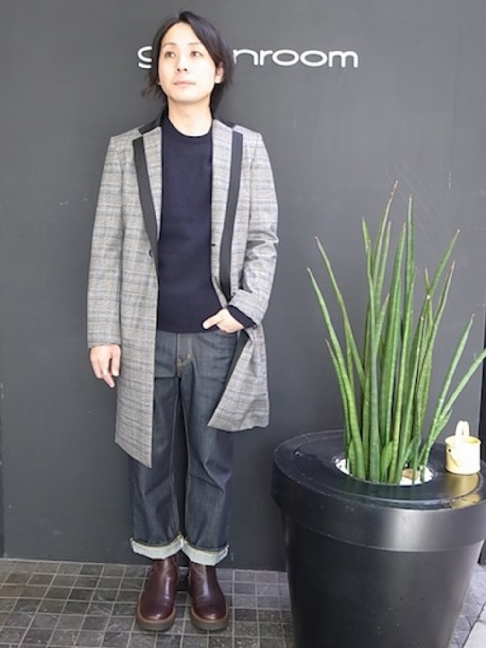 ブルー系のニット/セーターを着用したメンズの秋コーディネートの1枚目の写真