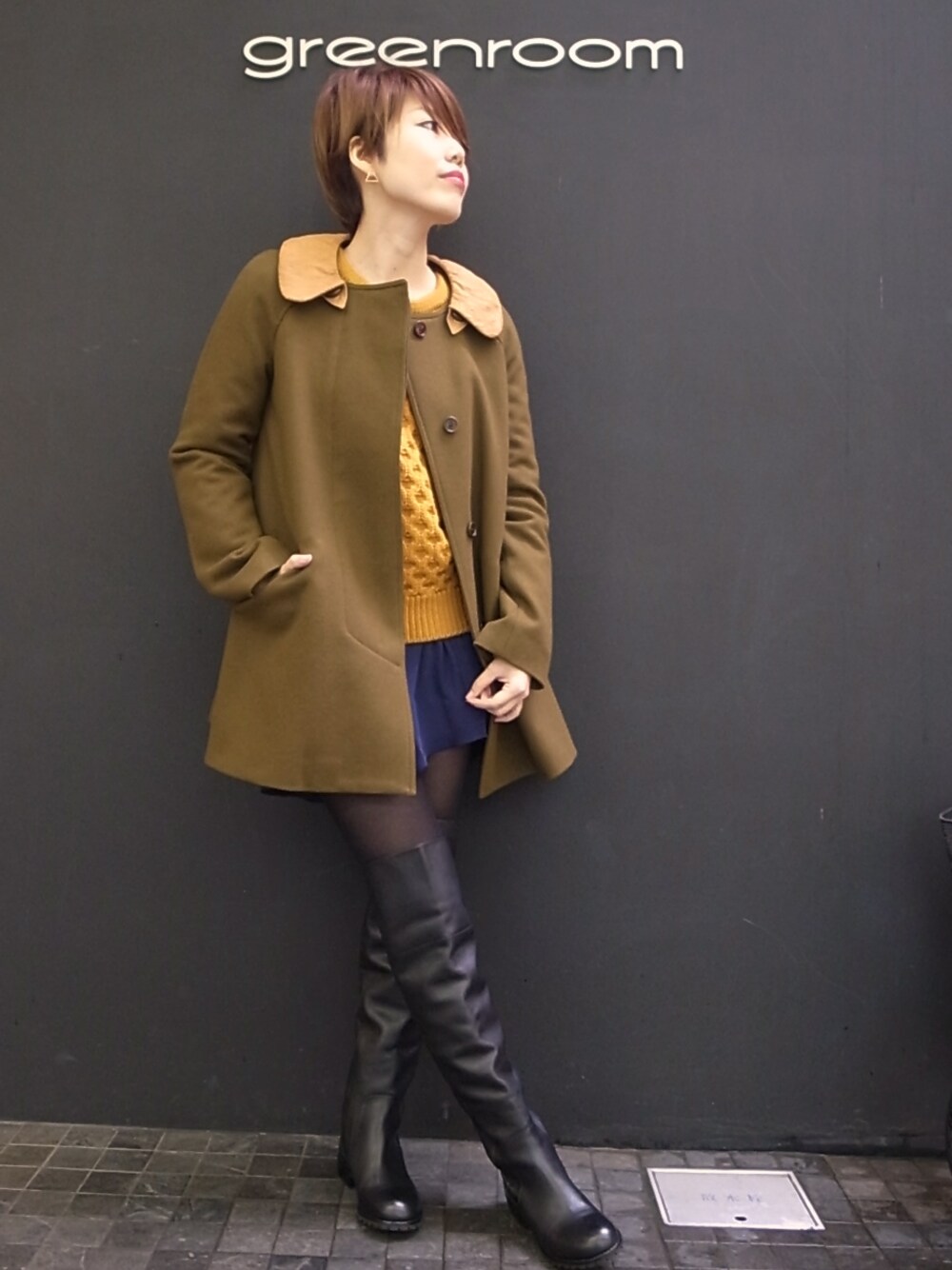 ブラック系のブーツを着用したレディースの秋コーディネートの1枚目の写真