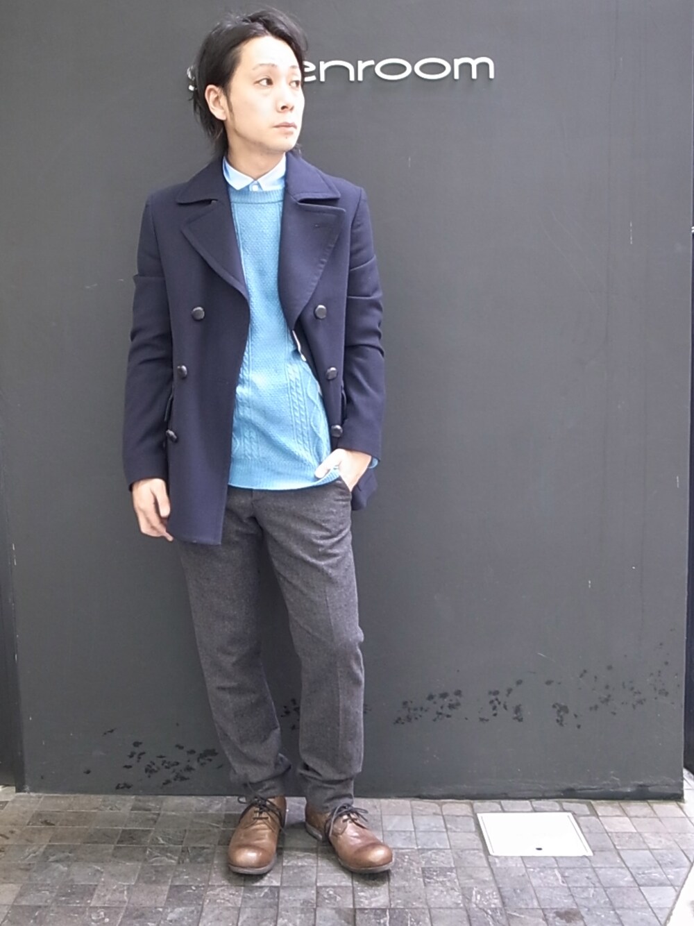 ブルー系のピーコートを着用したメンズの冬コーディネートの1枚目の写真