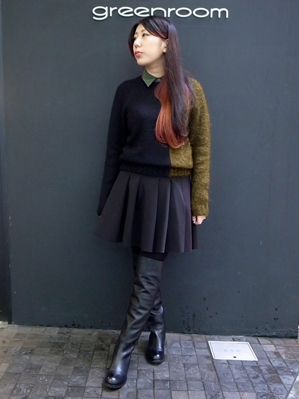 ブラック系のブーツを着用したレディースの冬コーディネートの1枚目の写真