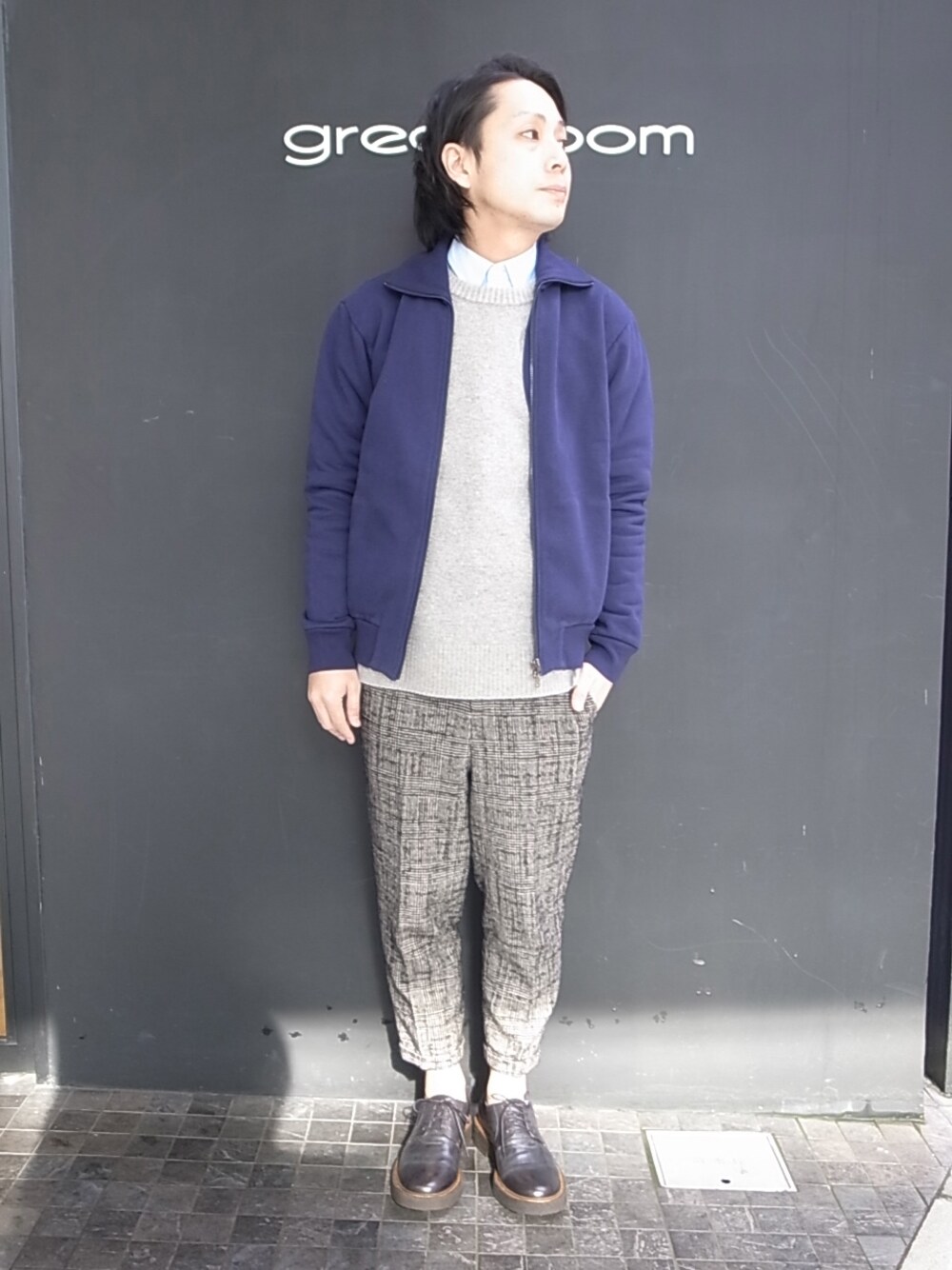 ブルー系のブルゾンを着用したメンズの冬コーディネートの1枚目の写真