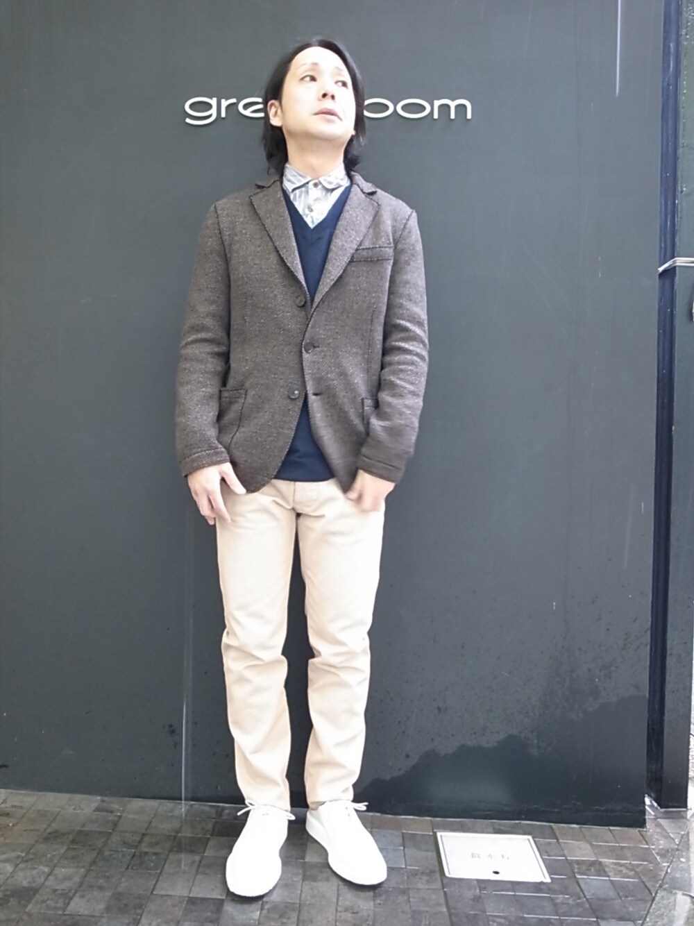 グレー系のシャツ/ブラウスを着用したメンズの冬コーディネートの1枚目の写真