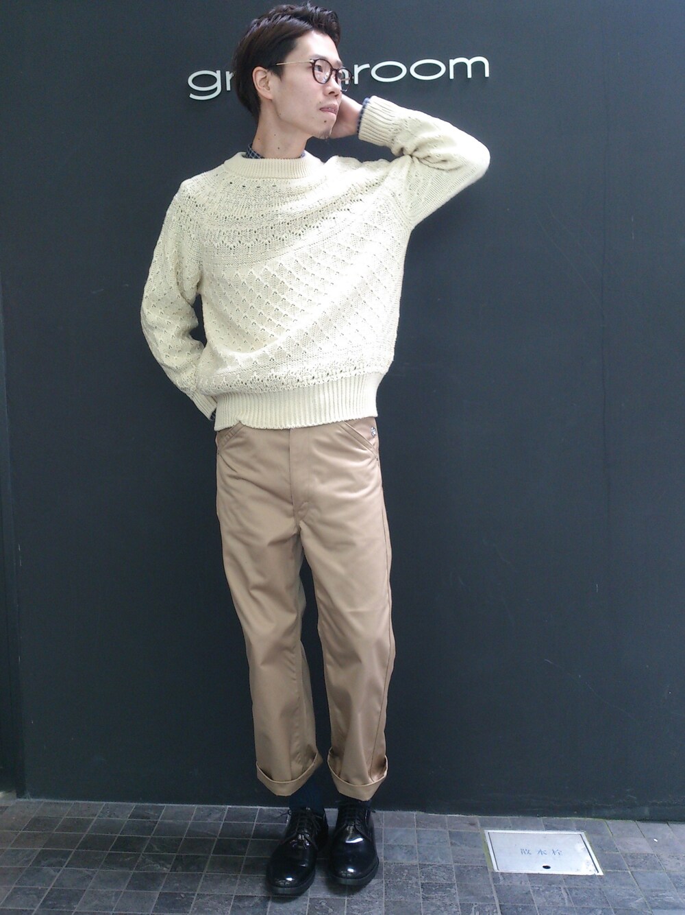 ホワイト系のニット/セーターを着用したメンズの冬コーディネートの1枚目の写真