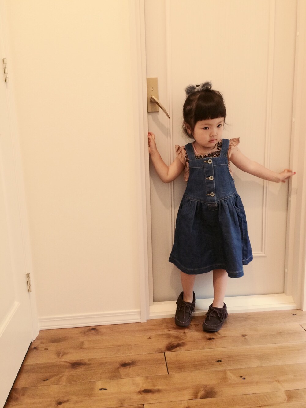 ブラウン系のモカシン/デッキシューズ、ブルー系のワンピース、ブラウン系のTシャツ/カットソーを着用したキッズの夏コーディネートの1枚目の写真