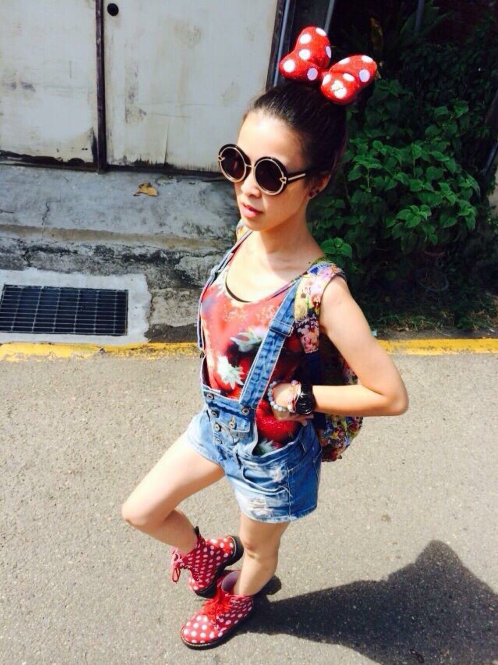 「disney」｜「Dr. Martensのアイテム（レインシューズ、レッド系）」を使った、Mao  Hsuanさん（レディース・158cm）の秋コーディネートの1枚目の写真