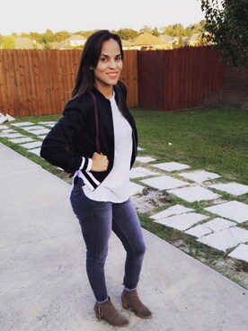 「BeBe（ベベ）のアイテム（ノーカラージャケット）」を使った、Chanthel Rosadoさん（レディース・163cm）の秋コーディネート