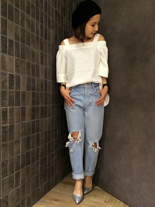 女性らしいオフショルダーを合わせて