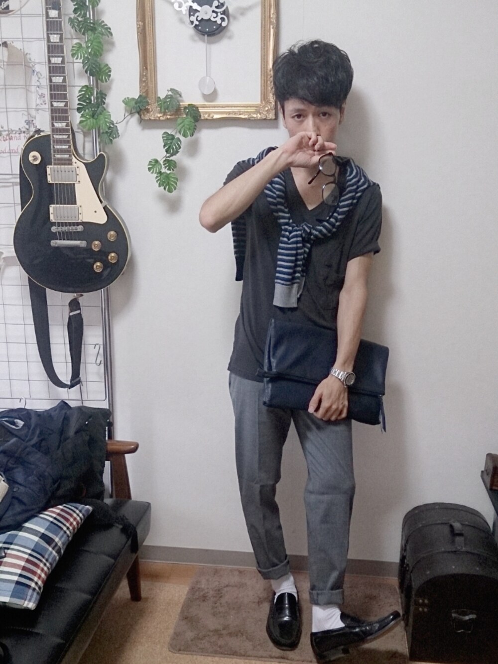 ブルー系のニット/セーター、グレー系のTシャツ/カットソー、ブラック系のドレスシューズを着用したメンズの夏コーディネートの1枚目の写真