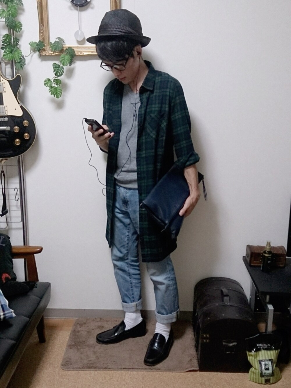 グリーン系のシャツ/ブラウス、ブラック系のドレスシューズ、ブルー系のクラッチバッグを着用したメンズの秋コーディネートの1枚目の写真