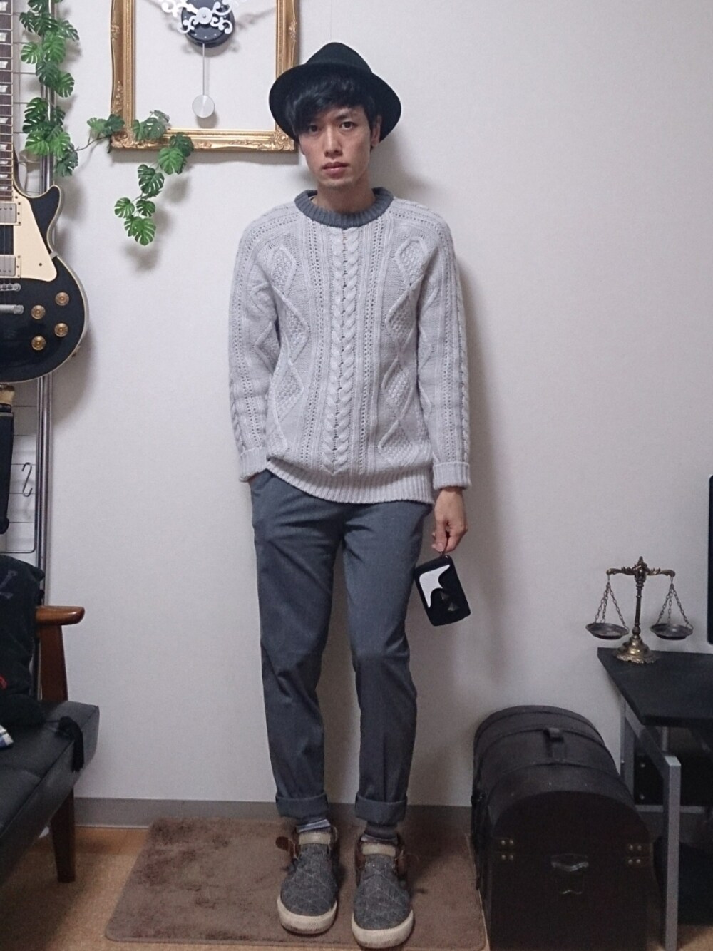 グレー系のスニーカー、グレー系のその他パンツ、ブラック系の財布を着用したメンズの秋コーディネートの1枚目の写真