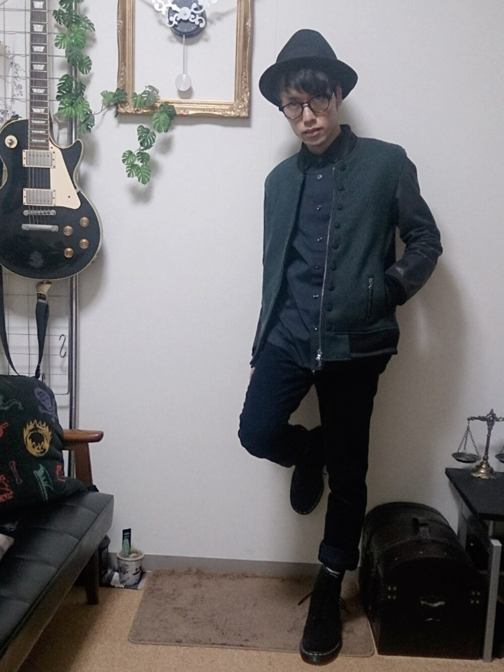 グリーン系のスタジャン、グリーン系のスタジャン、ブラック系のシャツ/ブラウスを着用したメンズの秋コーディネートの1枚目の写真