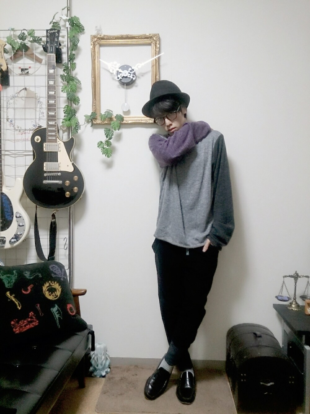 グレー系のニット/セーター、その他のその他パンツ、ブラック系のハットを着用したメンズの冬コーディネートの1枚目の写真