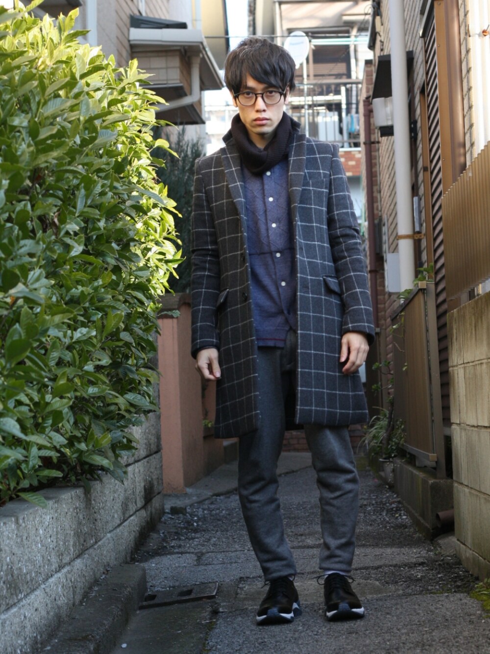 グレー系のチェスターコート、グレー系のチェスターコート、ブルー系のシャツ/ブラウスを着用したメンズの冬コーディネートの1枚目の写真
