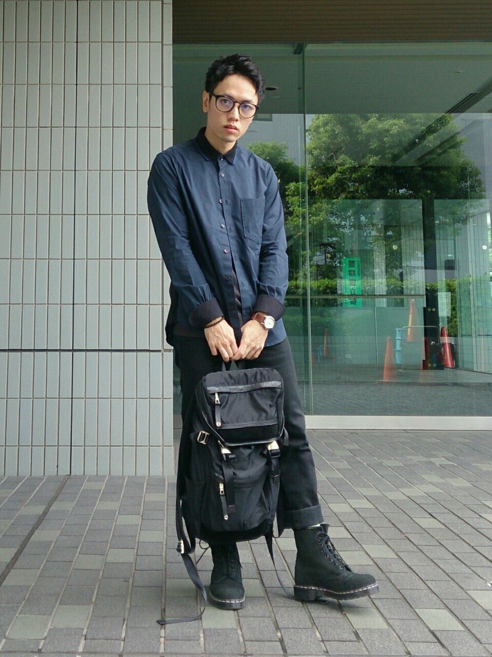 ブラック系のシューズ、ブラック系のデニムパンツ、グレー系のTシャツ/カットソーを着用したメンズの秋コーディネートの1枚目の写真