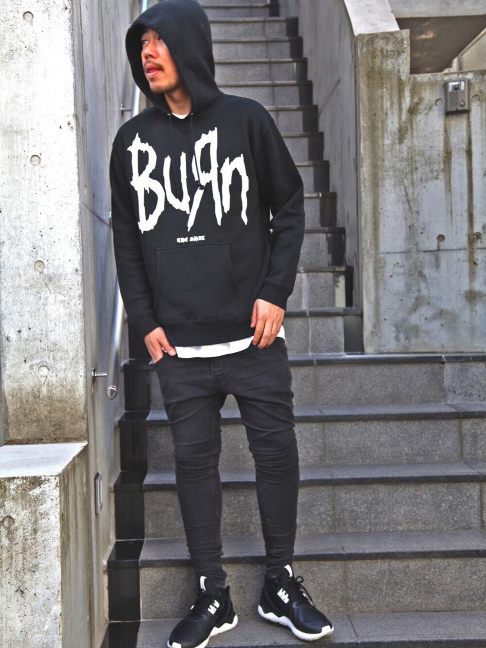 「magicstick_tyo、korn、burn、street、streetfashion、black and white」｜「MAGIC STICKのアイテム（Tシャツ/カットソー、グレー系）」を使った、K27Tさん（メンズ・185cm）の春コーディネートの1枚目の写真