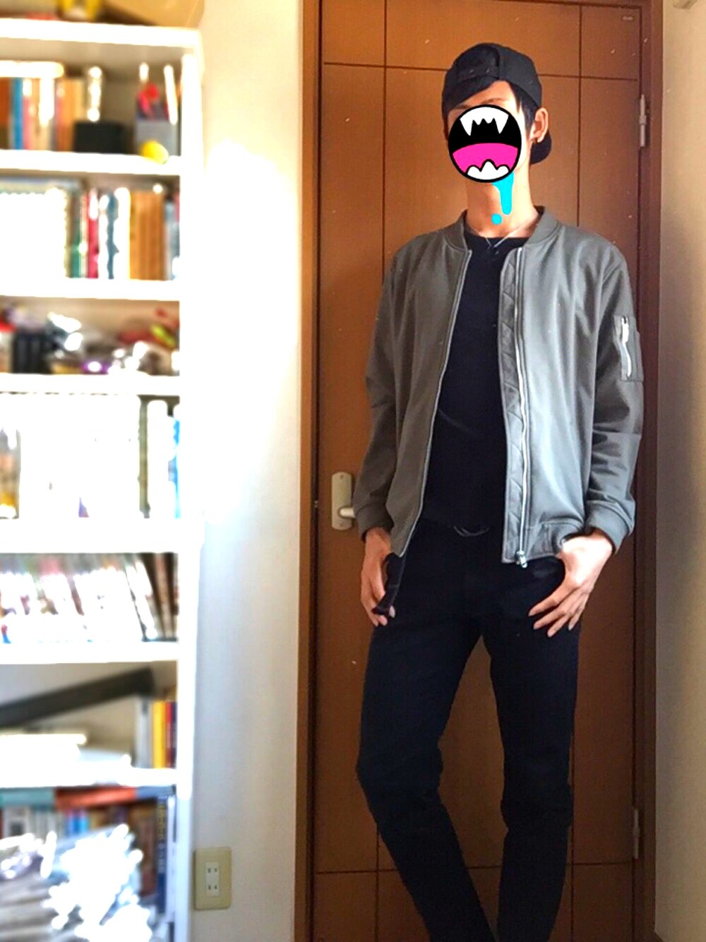「アキコーデ、ライトオン、H&M、WEGO」｜「Right-onのアイテム（Tシャツ/カットソー、ブラック系）」を使った、よーたさん（メンズ・182cm）の秋コーディネートの1枚目の写真