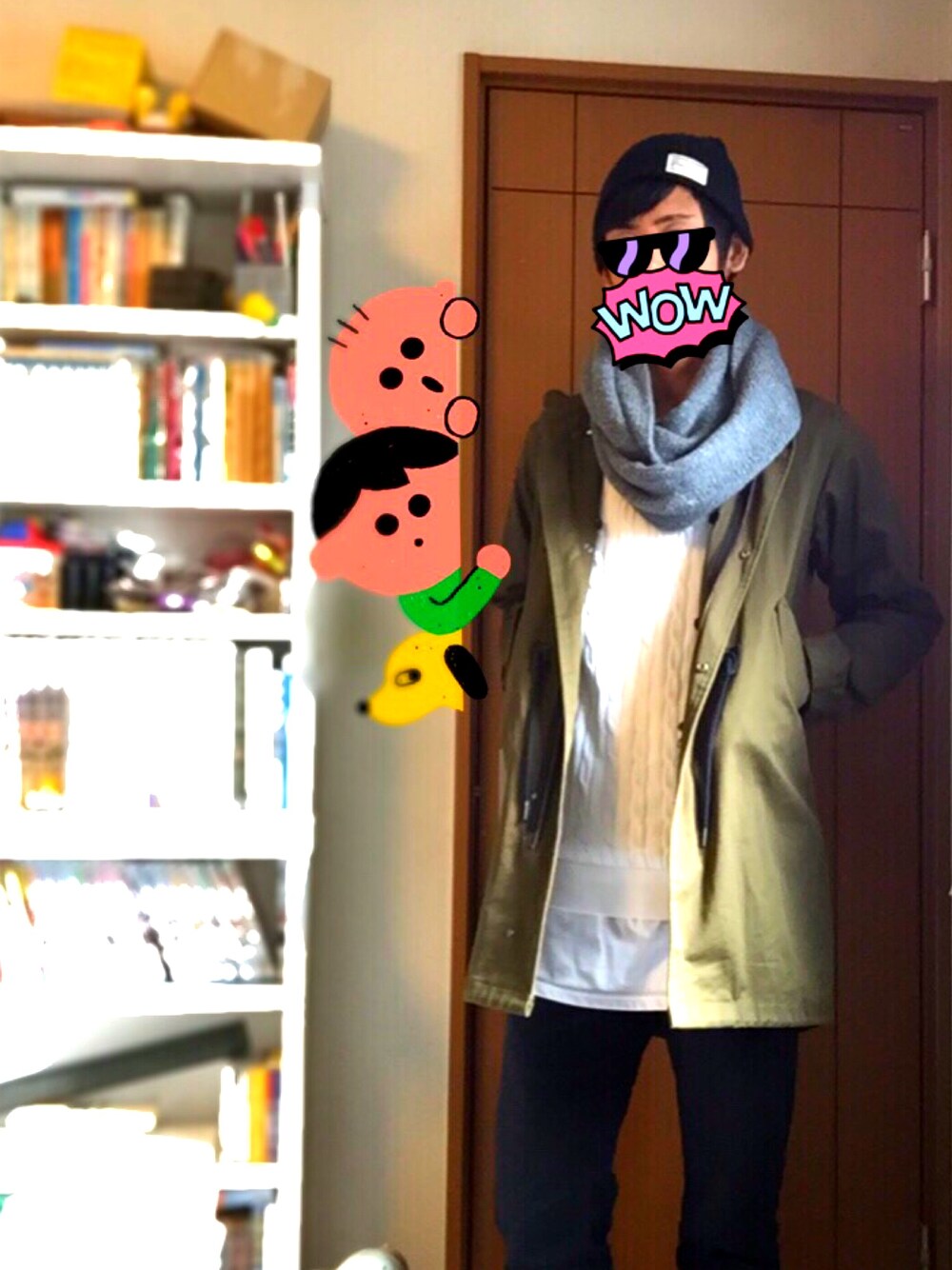 ホワイト系のニット/セーター、グリーン系のモッズコート、ホワイト系のTシャツ/カットソーを着用したメンズの秋コーディネートの1枚目の写真