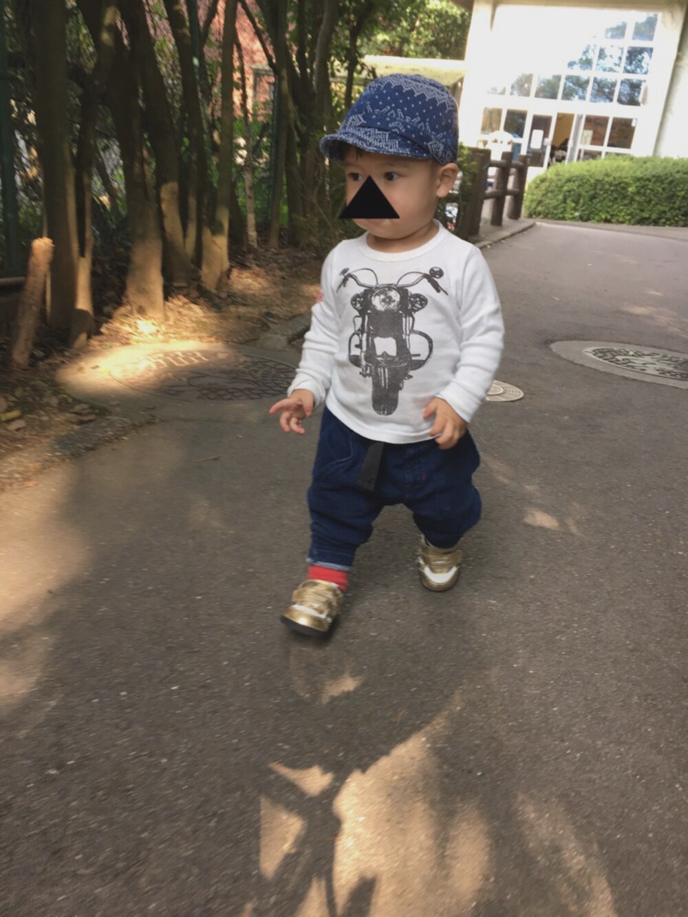 「キッズファッション、おとこのこ、休日スタイル、1歳」｜「貰い物のアイテム（Tシャツ/カットソー、ホワイト系）」を使った、MONKAJIさん（キッズ・80cm）の秋コーディネートの1枚目の写真