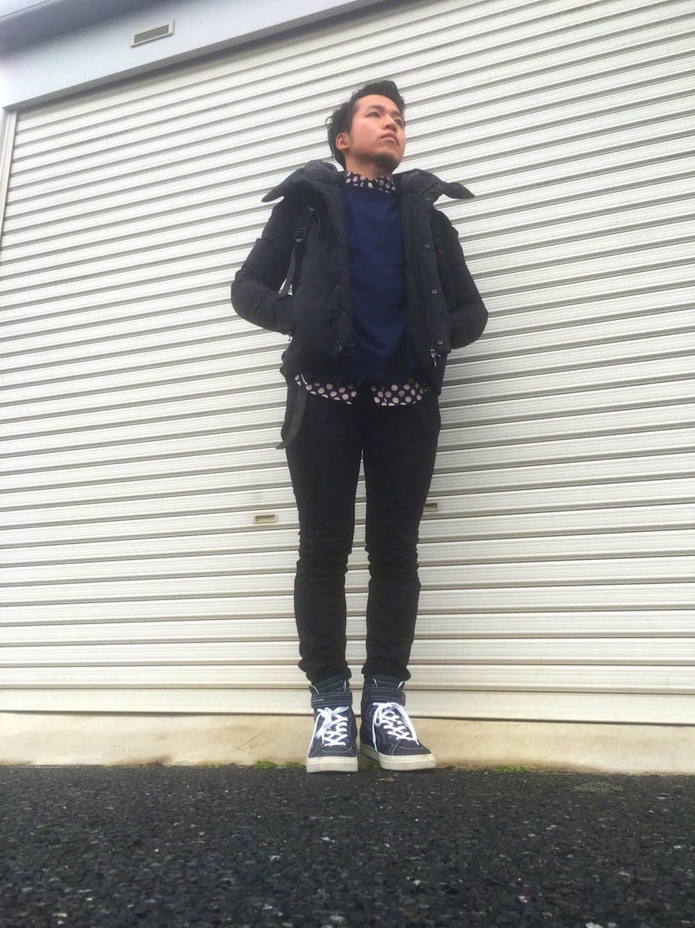ブラック系のダウンジャケット/コート、ブルー系のスウェット、その他のスニーカーを着用したメンズの冬コーディネートの1枚目の写真
