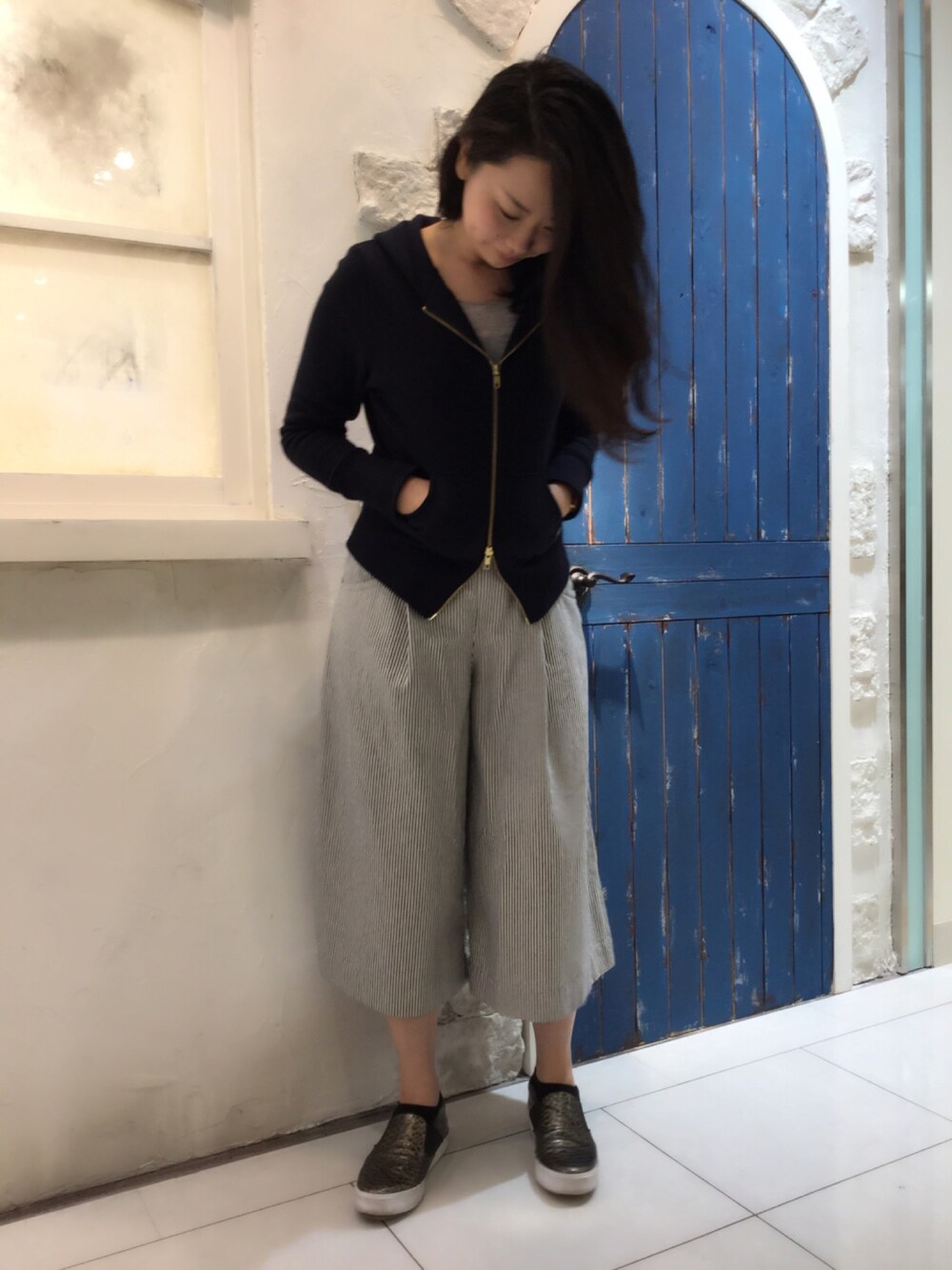 ブルー系のパーカー、その他のその他パンツを着用したレディースの秋コーディネートの1枚目の写真