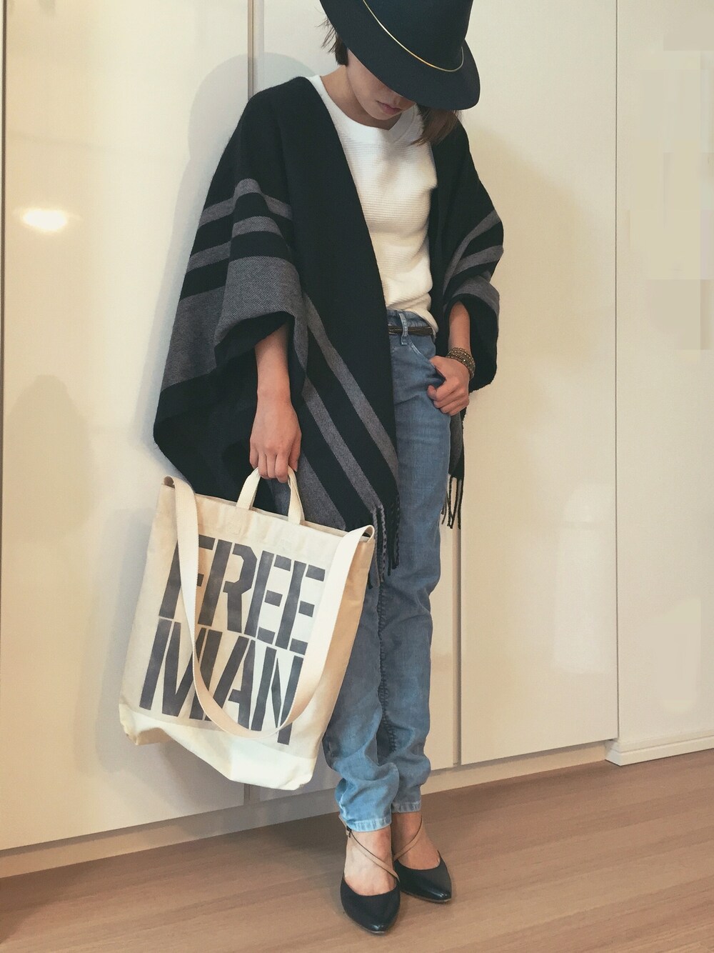 「ポンチョ、コーデュロイ、サーマル、白Tシャツ、ハット、トートバッグ、秋のコーデ、オトナカジュアル、ママコーデ」｜「URBAN RESEARCHのUR jujube ライン ポンチョストール（ポンチョ、ブラック系）」を使った、miiiさん（レディース・152cm）の秋コーディネートの1枚目の写真