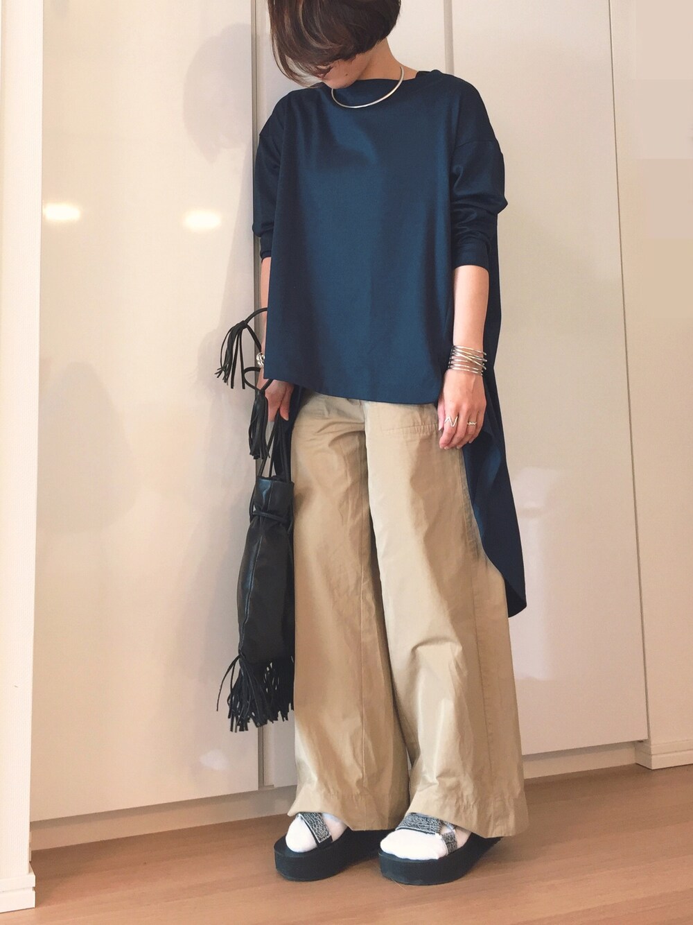 「ネイビー、チノパン、ワイドパンツ、サンダル、はるコーデ、休日スタイル、ママコーデ、親子コーデ」｜「AP STUDIOのアイテム（Tシャツ/カットソー、ブルー系）」を使った、miiiさん（レディース・152cm）の春コーディネートの1枚目の写真