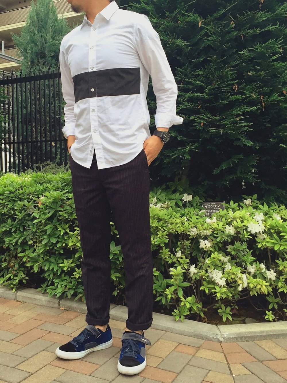 「白シャツ、ピンストライプ、スニーカー、シンプルコーデ、春コーデ」｜「rag & boneのSTOCK SHIRT（シャツ/ブラウス、ホワイト系）」を使った、miiiさん（メンズ・172cm）の春コーディネートの1枚目の写真