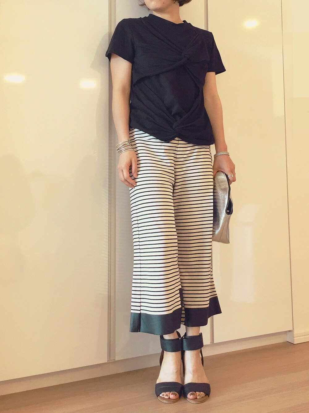 「パジャマパンツ、サンダル、クラッチバッグ、ボーダー、モノトーン、シンプル、休日スタイル、ゆるコーデ」｜「BLACK BY MOUSSYのTwist design TS（Tシャツ/カットソー、ブラック系）」を使った、miiiさん（レディース・152cm）の春コーディネートの1枚目の写真
