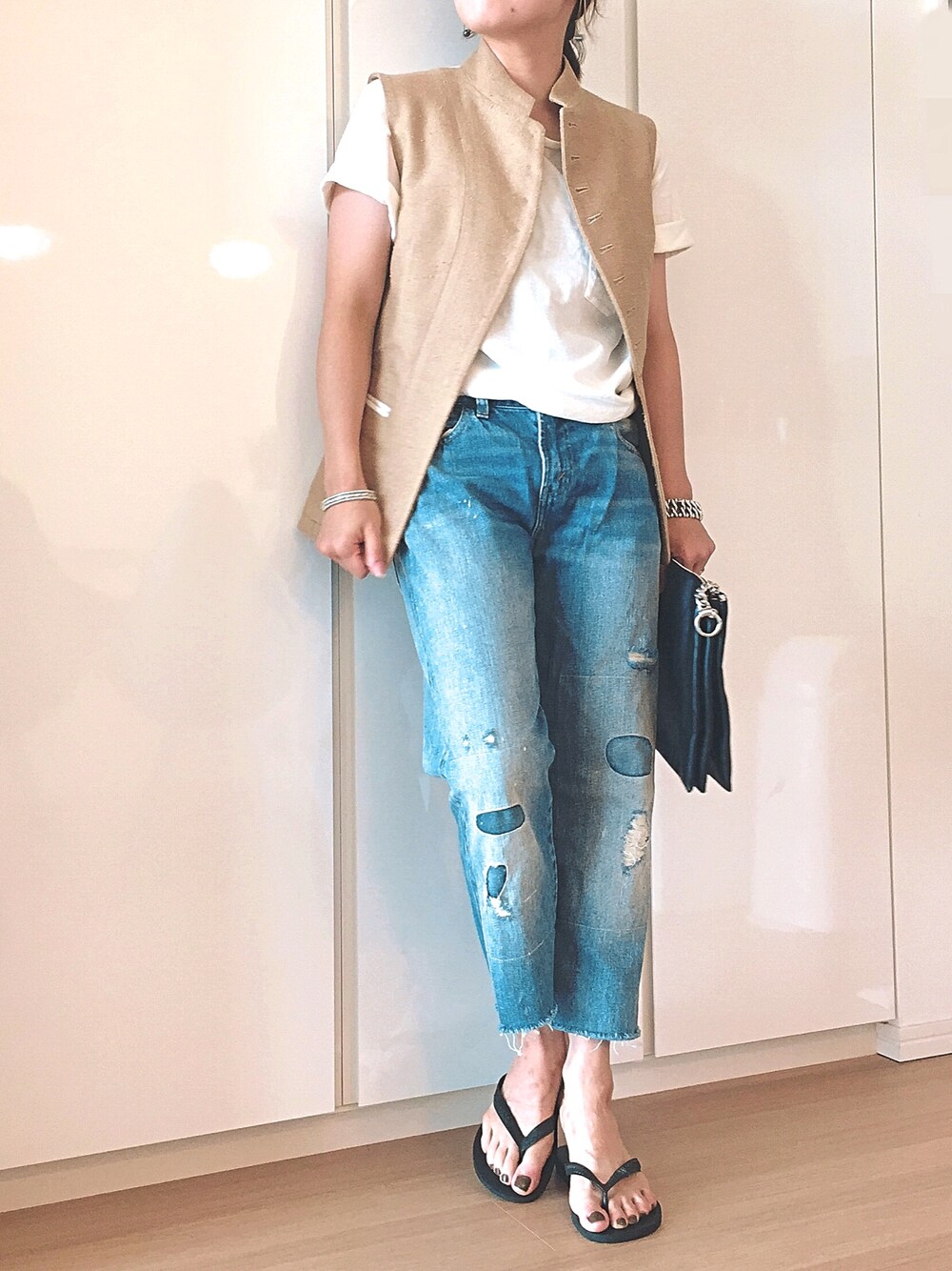 「シンプル、ベスト、休日スタイル、サンダル、デニム、ママコーデ」｜「FUMIKA_UCHIDAのアイテム（ベスト、ベージュ系）」を使った、miiiさん（レディース・152cm）の夏コーディネートの1枚目の写真