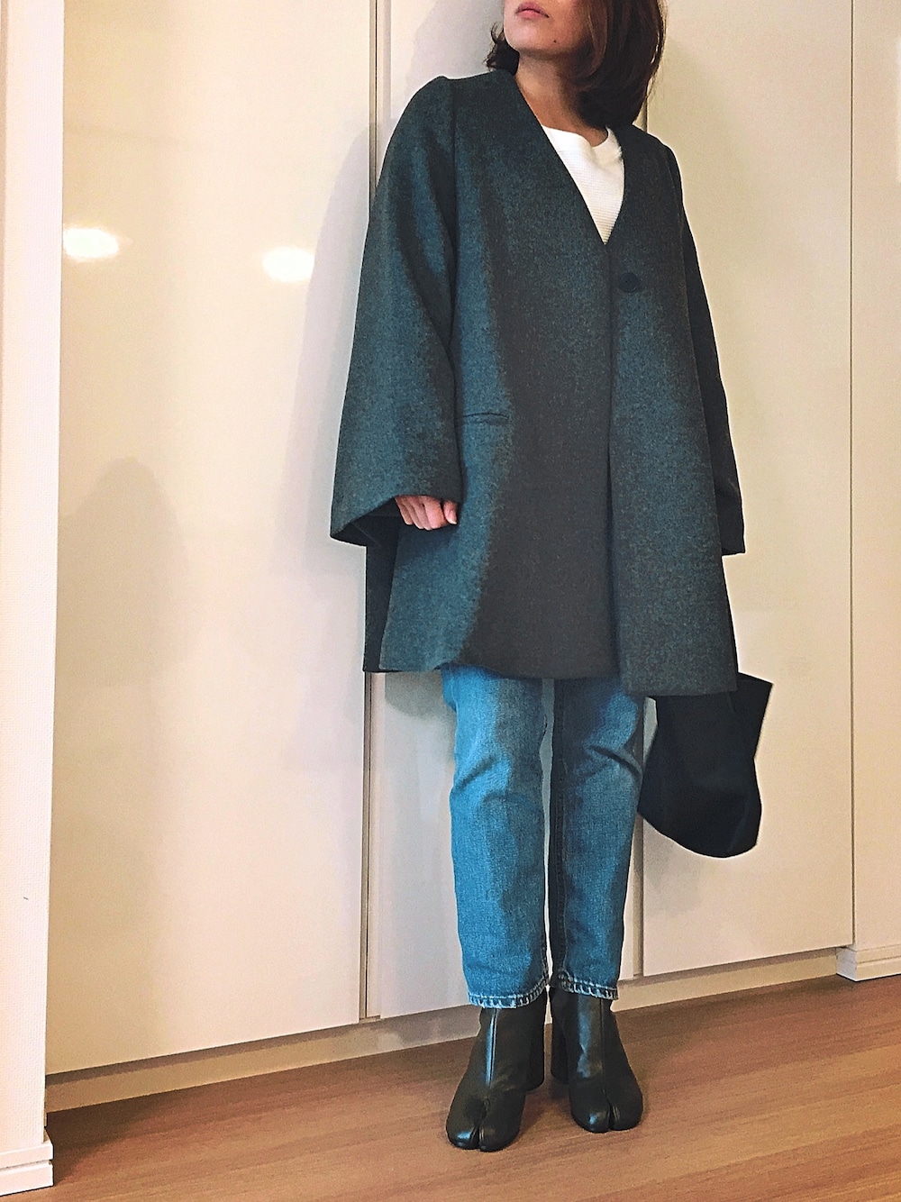 「コート、デニム、ベルスリーブ、足袋ブーツ、通勤コーデ」｜「ELINのアイテム（その他アウター、グレー系）」を使った、miiiさん（レディース・152cm）の秋コーディネートの1枚目の写真
