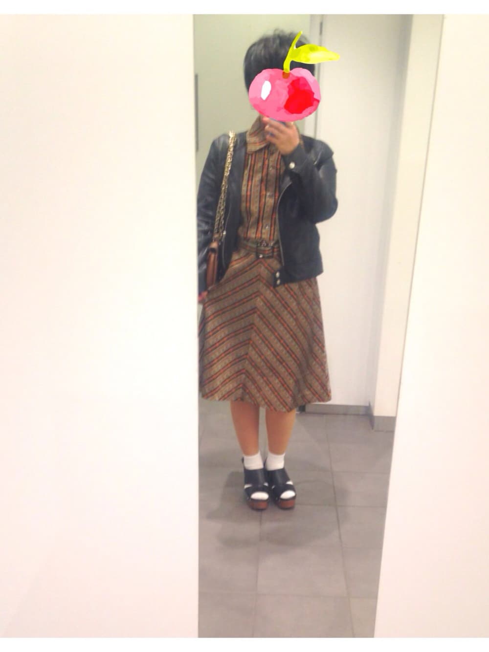 「VINTAGEのアイテム（ワンピース、ブラウン系）」を使った、megumiさん（レディース・153cm）の春コーディネートの1枚目の写真
