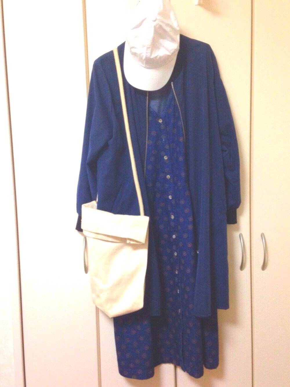 「キャップ、デニムワンピース、デニム、ワンピース、ネイビー×ホワイト、vintage」｜「VINTAGEのお花？のような謎の柄。ふくらはぎまでの丈です。（ワンピース、ブルー系）」を使った、megumiさん（レディース・153cm）の春コーディネートの1枚目の写真