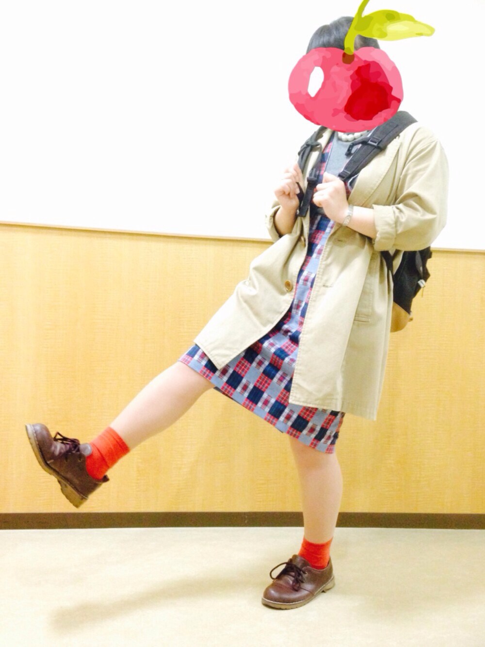 「サロペット、リュック、vintage」｜「w closetのチェスターコート（その他アウター、ベージュ系）」を使った、megumiさん（レディース・153cm）の春コーディネートの1枚目の写真