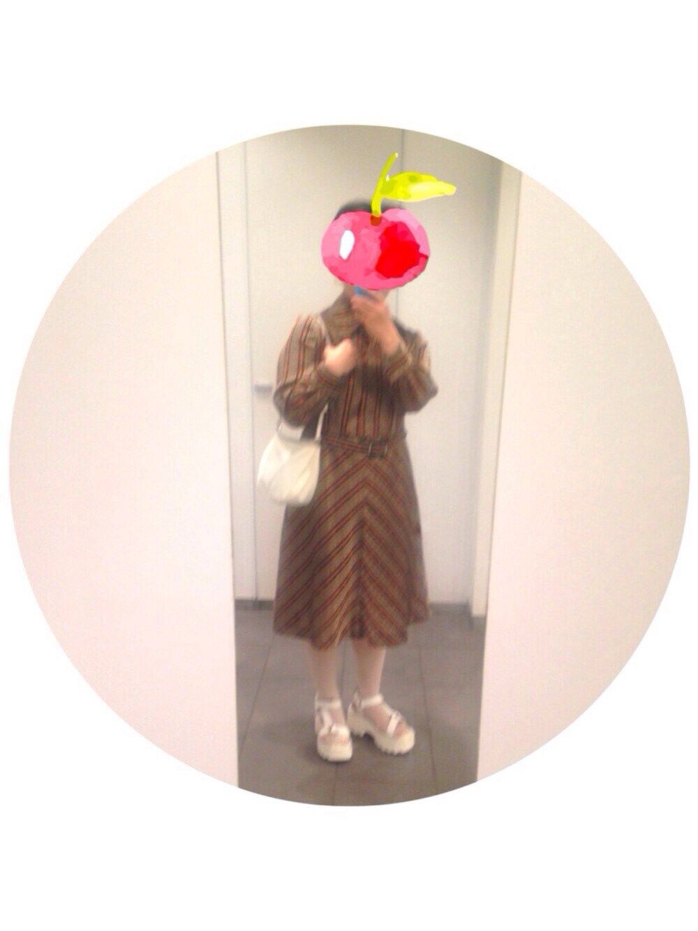 「FENDI、vintage、白サンダル、白タイツ」｜「FENDIのアイテム（ショルダーバッグ、ホワイト系）」を使った、megumiさん（レディース・153cm）の春コーディネートの1枚目の写真