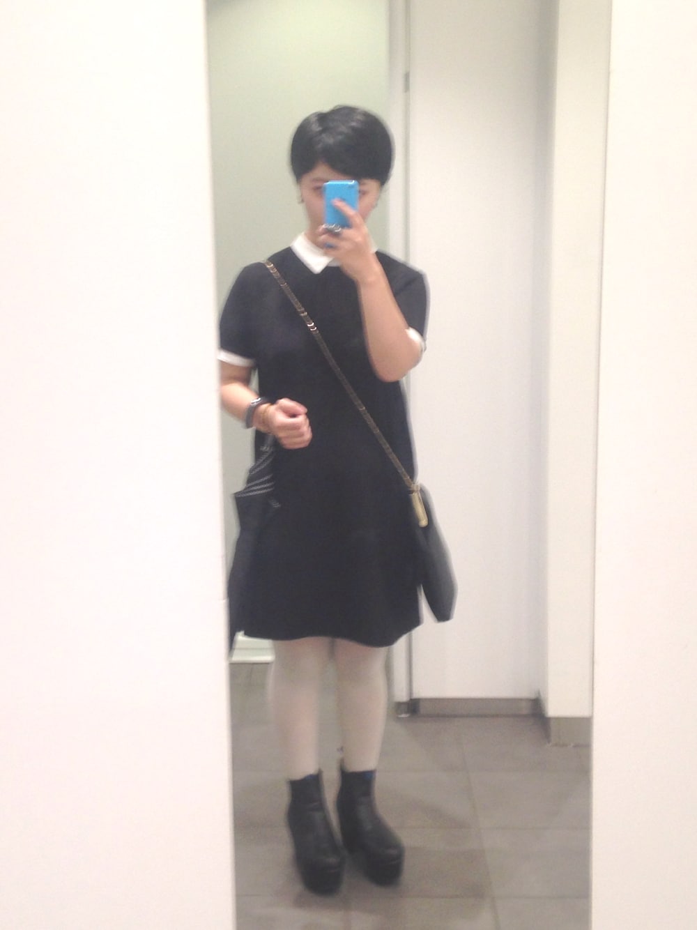 「モノトーン、カラータイツ」｜「ZARAのアイテム（ワンピース、ブラック系）」を使った、megumiさん（レディース・153cm）の秋コーディネートの1枚目の写真