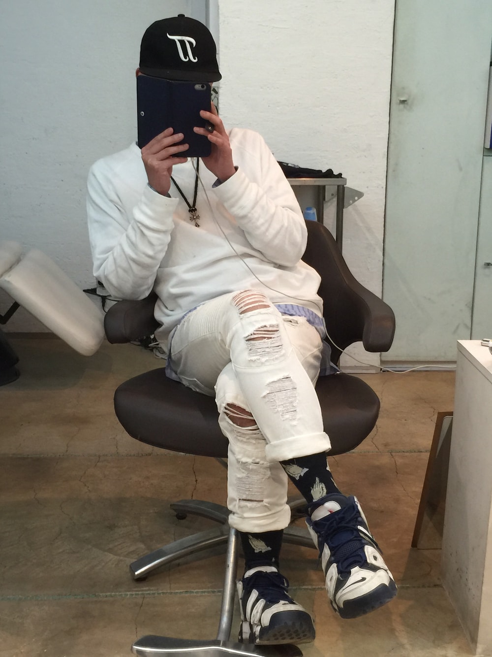 「白パンツ、ホワイトパンツ、white denim 、stampd'LA」｜「UNIQLOのアイテム（スウェット、ホワイト系）」を使った、アイアムジャパニーズさん（メンズ・175cm）の春コーディネートの1枚目の写真