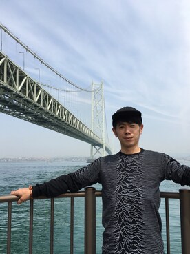 「ジョイでビジョンのアイテム（Tシャツ/カットソー、ブラック系）」を使った、やのゆきおさん（メンズ・165cm）の春コーディネート