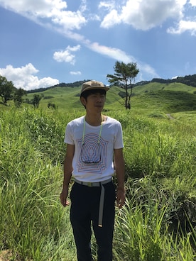 「ANREALAGE（アンリアレイジ）のアイテム（Tシャツ/カットソー、ホワイト系）」を使った、やのゆきおさん（メンズ・165cm）の夏コーディネート