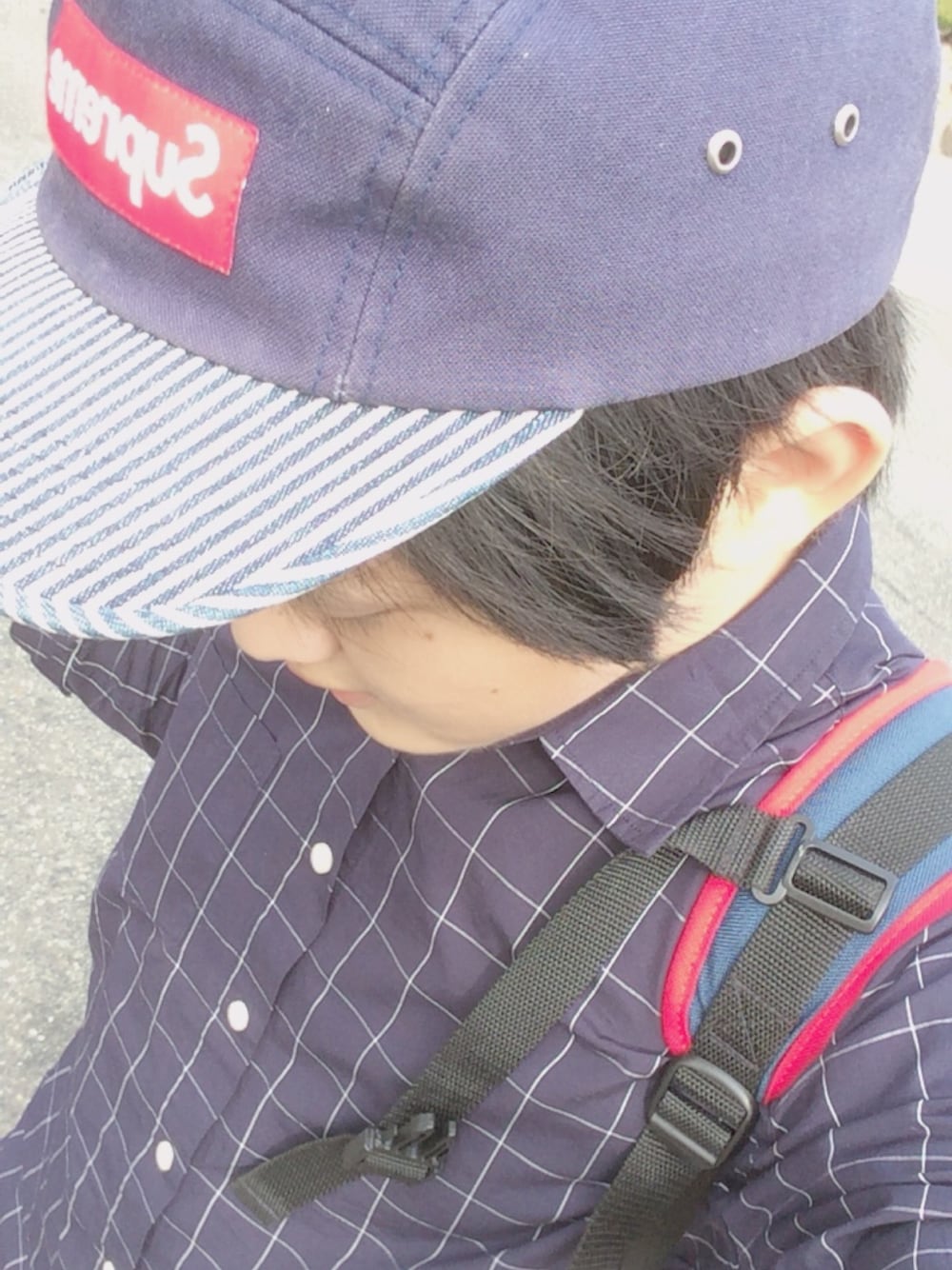 ブルー系のシャツ/ブラウス、ブルー系のバックパック/リュック、ブルー系のキャップを着用したメンズの秋コーディネートの1枚目の写真