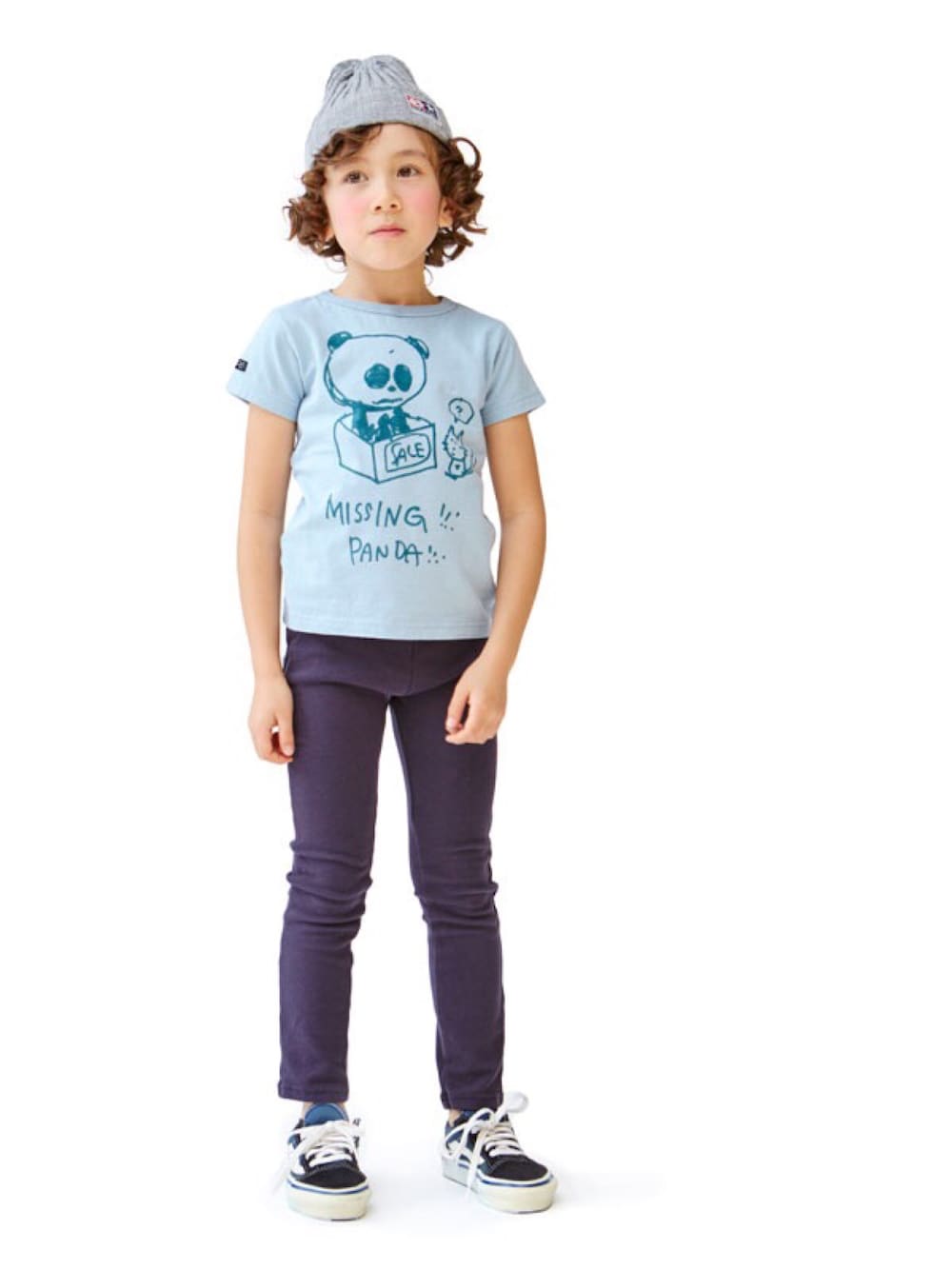 ホワイト系のTシャツ/カットソーを着用したキッズの春コーディネートの1枚目の写真