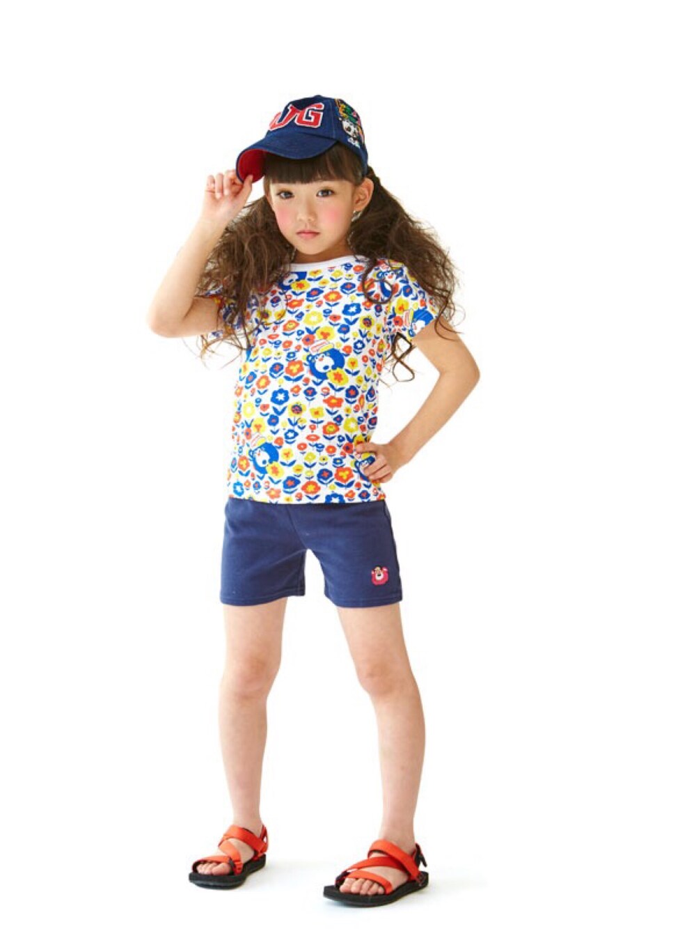 ホワイト系のTシャツ/カットソーを着用したキッズの春コーディネートの1枚目の写真