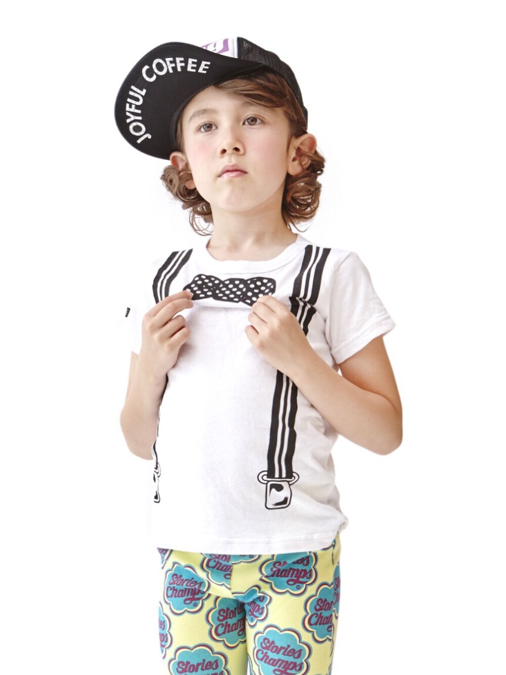 ホワイト系のTシャツ/カットソーを着用したキッズの春コーディネートの1枚目の写真