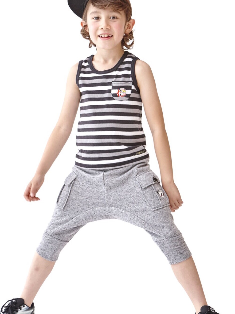 ホワイト系のTシャツ/カットソーを着用したキッズの春コーディネートの1枚目の写真