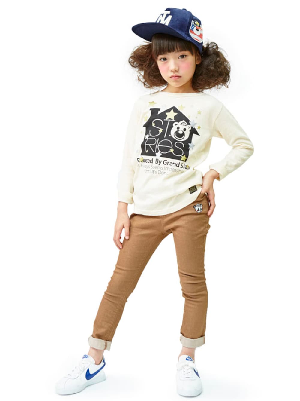 ホワイト系のTシャツ/カットソーを着用したキッズの夏コーディネートの1枚目の写真